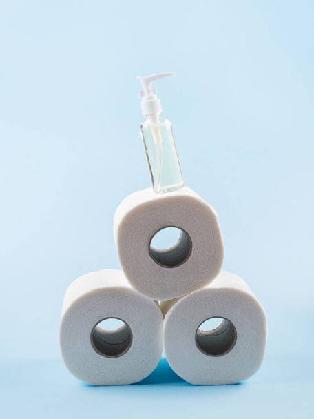 Rollos de papel higiénico y dispensador de jabón desinfectante
 - Foto, imagen