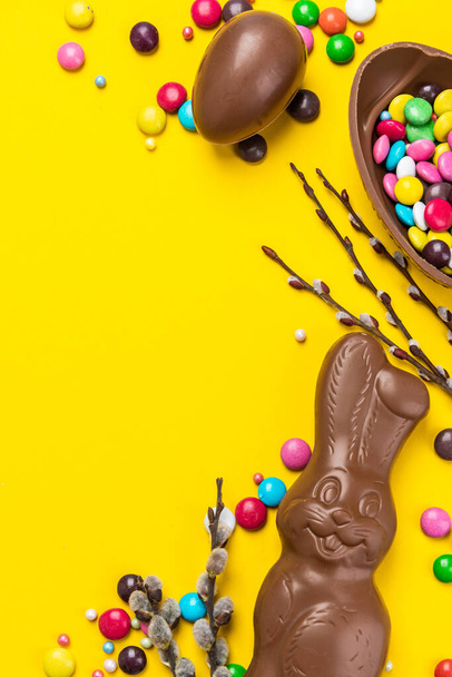 Easter Background. Chocolate Rabbit and Eggs with Colorful Candy. Copy Space on Flat Lay Design. - Valokuva, kuva