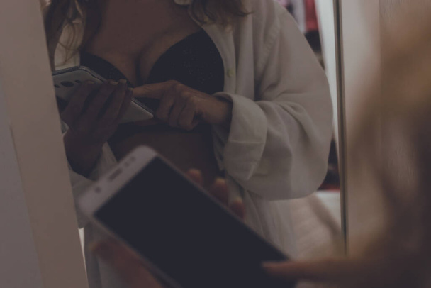 sexy Mädchen mit Dessous und Handy oder Smartphone im Zimmer - Foto, Bild