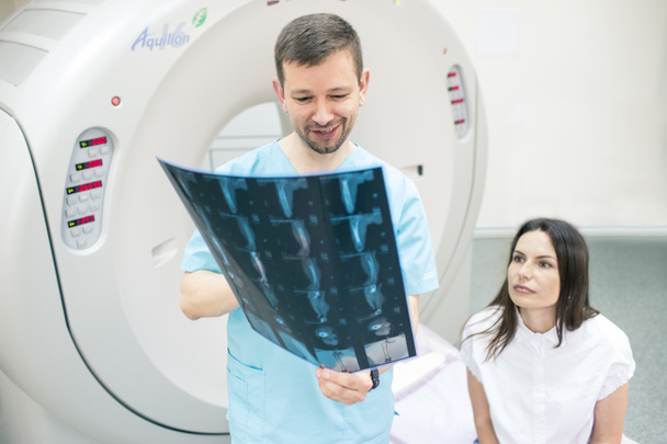 Συμβουλευτικές MRI του ποδιού με τον επαγγελματία ακτινολόγο - Φωτογραφία, εικόνα