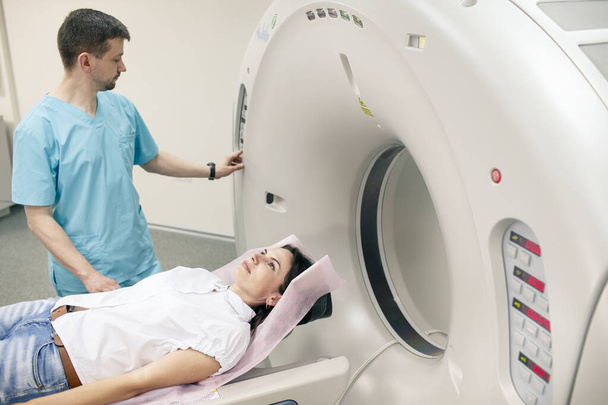 Mulher paciente deitado em máquina de imagem de ressonância magnética
 - Foto, Imagem