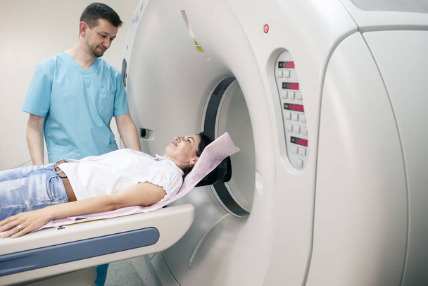 Paciente mujer acostada en máquina de imágenes por resonancia magnética
 - Foto, imagen
