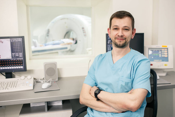 Profesyonel radyologun portresi. Arkaplanda MRI - Fotoğraf, Görsel