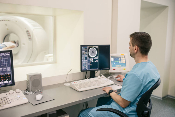 Consultation IRM de la jambe avec un radiologue professionnel
 - Photo, image