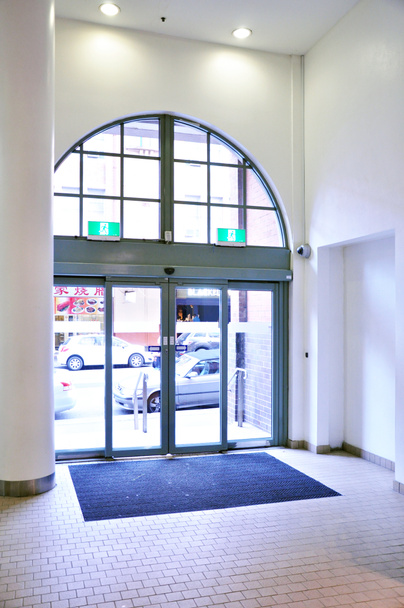 коридор з розсувними дверима - Foto, afbeelding