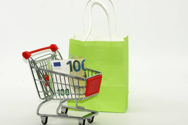 Shopping cart icona della spesa esentata su sfondo bianco
                       - Foto, immagini