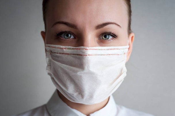 Portrait of a girl in a medical mask. Close u - Foto, Imagem