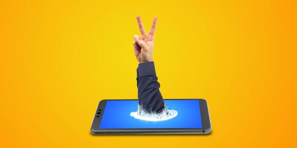 señal de victoria a mano y el teléfono inteligente 3D renderizado
 - Foto, imagen