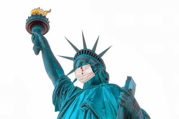 Statue de la Liberté avec un masque médical de protection isolé sur blanc. COVID-19 Quarantaine contre le coronavirus
 - Photo, image