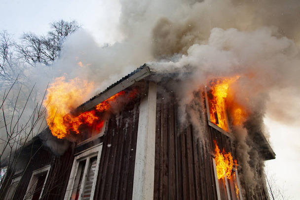Vieille maison en bois en feu
. - Photo, image