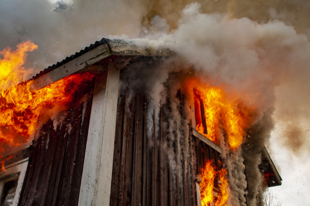Oud houten huis in brand. - Foto, afbeelding