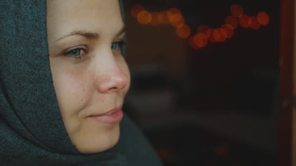 Portret van een mooie vrouw met blauwe ogen glimlachend naar de camera, vrouw met hoofddoek, slow motion, 4k - Video