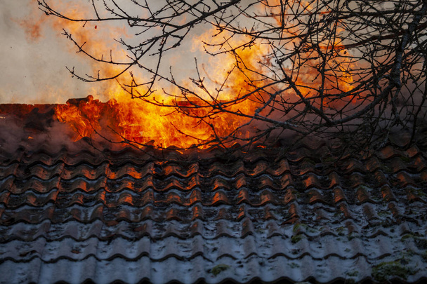 Antigua casa de madera en llamas
. - Foto, Imagen
