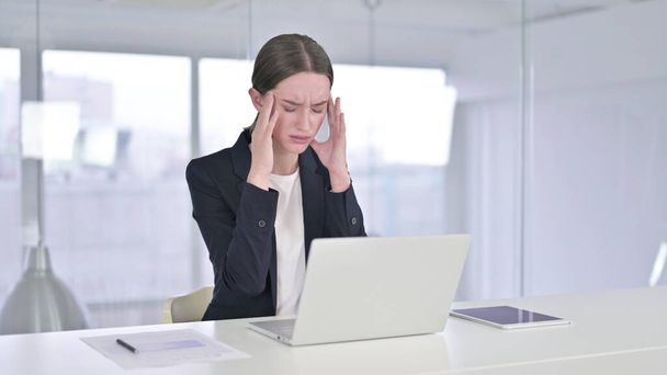 Cansado jovem empresária com dor de cabeça no escritório
 - Foto, Imagem