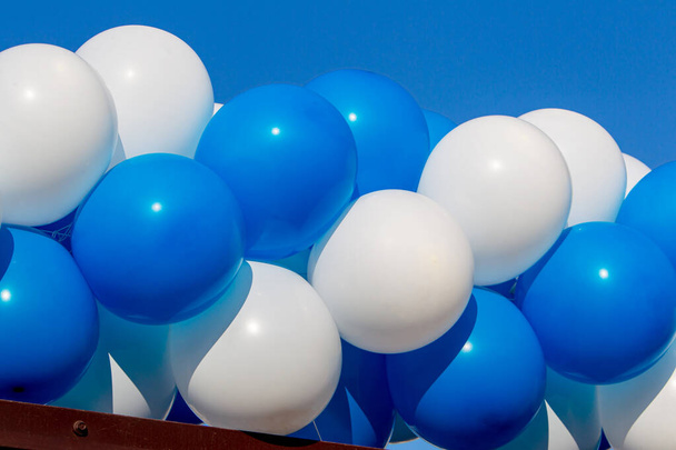 Fond festif de ballons gonflables bleus et blancs. Festive plastique gonflable à l'air ballons d'hélium fond texture bleue
. - Photo, image