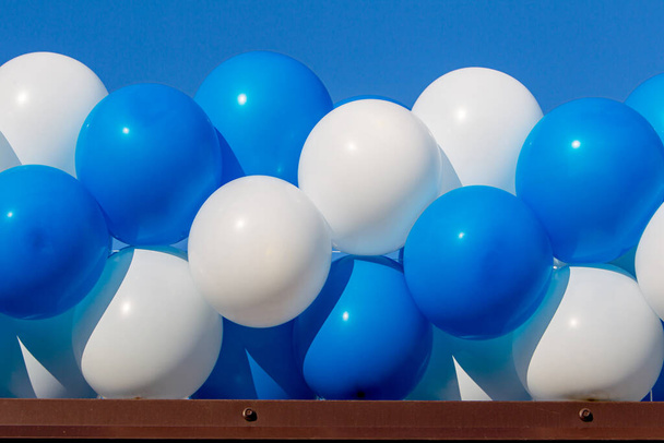 Fondo festivo de globos inflables azules y blancos. Globos de helio inflables de aire plástico festivo fondo de textura azul
. - Foto, Imagen