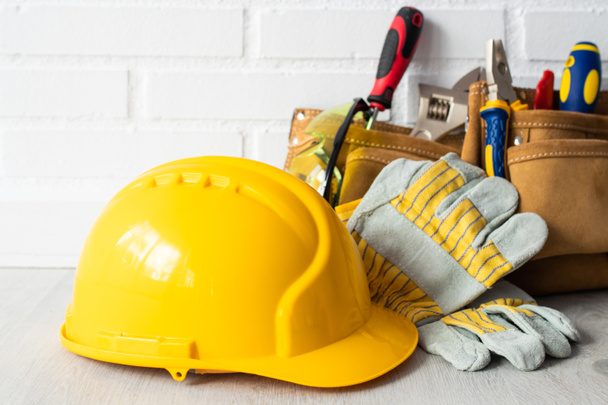 helma stavebního dělníka s nástroji - Fotografie, Obrázek