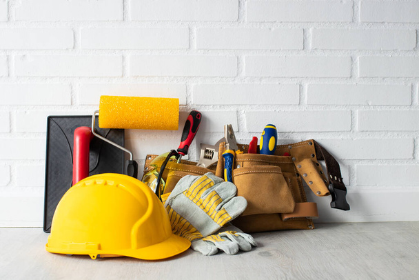 casco de trabajador de la construcción con herramientas
 - Foto, Imagen