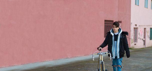 Jugendlicher mit Fahrrad auf der Straße - Foto, Bild