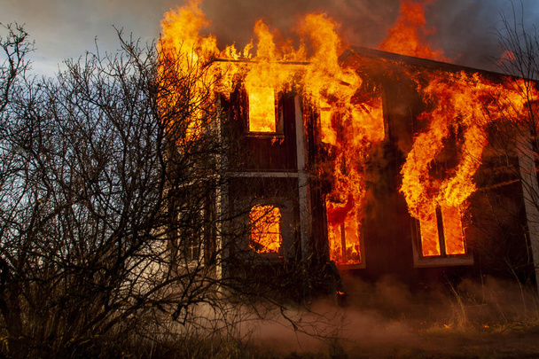 Antigua casa de madera en llamas
. - Foto, Imagen