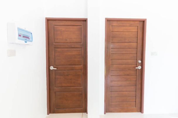 Современная коричневая дверь из тикового дерева с замком без сатины, современная комната - Фото, изображение
