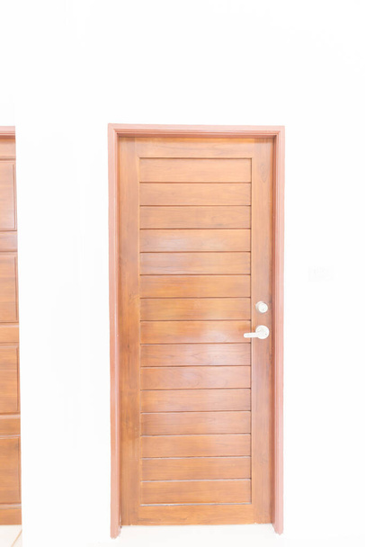 Moderna puerta de teca marrón con cerradura de botón sin satén, habitación contemporánea - Foto, imagen