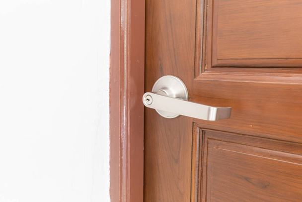 Moderna puerta de teca marrón con cerradura de botón sin satén, habitación contemporánea - Foto, imagen