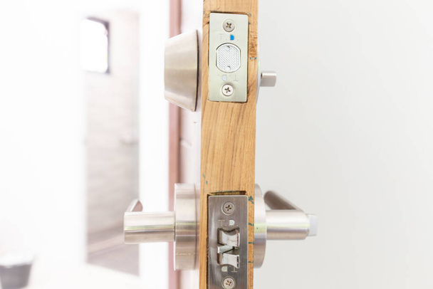 Porta moderna in teak marrone con serratura a pomello satinato, Camera contemporanea - Foto, immagini
