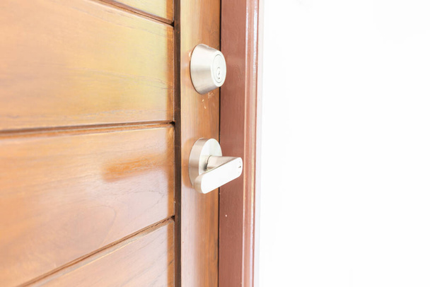 Moderne bruine teakhouten deur met satinless knoppenslot, Hedendaagse ruimte - Foto, afbeelding