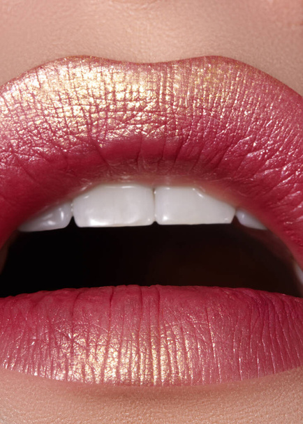 Makro lähikuva glamouria muoti kirkkaan punaiset huulet meikki kullalla glitter. Naisen kasvojen makroosa. Seksikäs huulimeikki, ylellinen ulkoasu - Valokuva, kuva