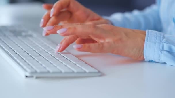 Γυναικεία χέρια πληκτρολογούν σε ένα πληκτρολόγιο υπολογιστή. Έννοια της απομακρυσμένης εργασίας. - Πλάνα, βίντεο