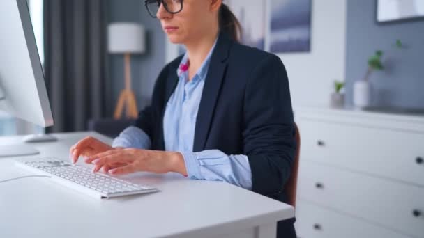 Mujer escribiendo en un teclado de computadora. Concepto de trabajo remoto. - Metraje, vídeo