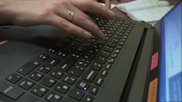 Mãos de mulheres pressionando chaves em um teclado de laptop
 - Filmagem, Vídeo