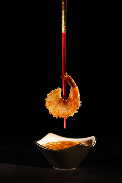crevettes frites fraîches croustillantes et sauce trempette
 - Photo, image