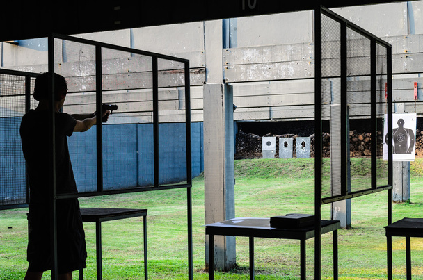 Men Shooting at Gunnery Drills - Foto, immagini