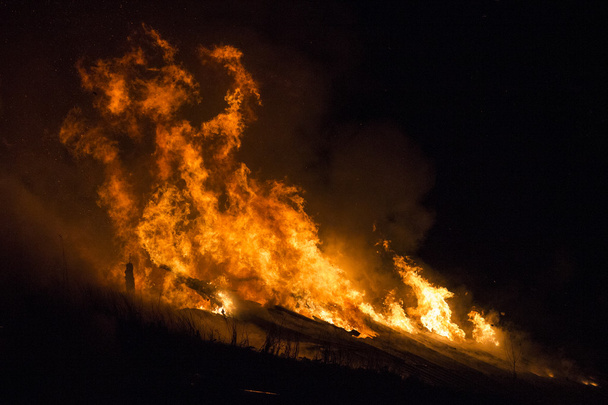Residencial casa em chamas, totalmente envolvido
 - Foto, Imagem