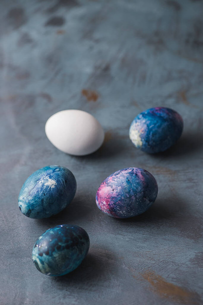 Mavi arka planda Paskalya tatili yumurtaları. - Fotoğraf, Görsel
