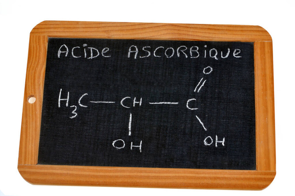 pizarra escolar en la que se escribe la fórmula química del ácido ascórbico
  - Foto, imagen