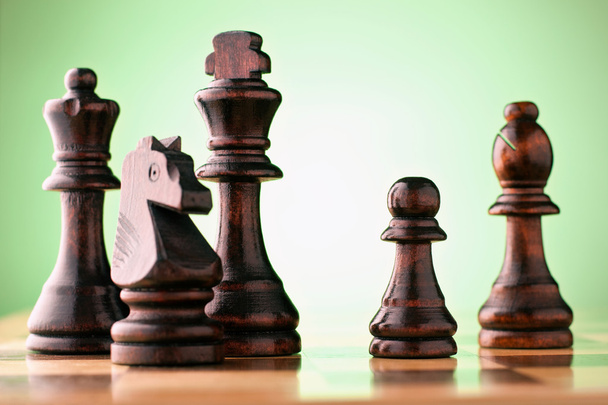 チェス盤の木のチェス駒 - 写真・画像