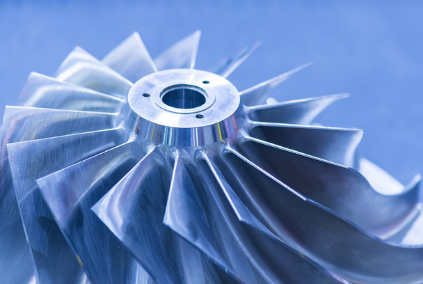 Mavi arkaplanda türbin metal mekanizması ayrıntıları - Fotoğraf, Görsel
