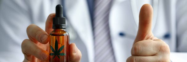 Lékař inzeruje a schvaluje konopný léčivý olej - Fotografie, Obrázek
