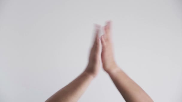 Man handen klappen applaus en tonen twee duimen omhoog gebaar over witte achtergrond - Video