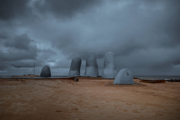 monumento à mão em uma tempestade em punta del este
 - Foto, Imagem