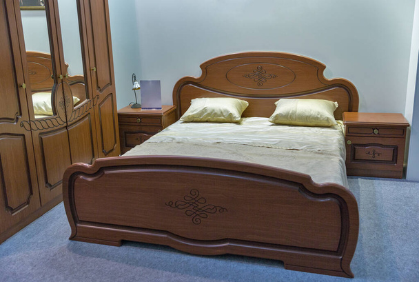Puste nowoczesne drewniane eleganckie wnętrze sypialni z poduszkami - Zdjęcie, obraz