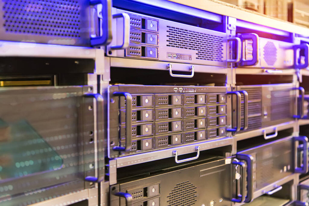 Panel de servidores modernos en el centro de datos vertical - Foto, imagen