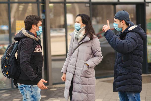 Coronavirus quarantaine. Vrienden met gezichtsmasker. Mensen praten op straat. Luchtverontreiniging. Een wereldwijde pandemie. Coronavirusziekte. Mensen met een medisch masker buiten. Coronavirusepidemie. 2019-nCoV. - Foto, afbeelding