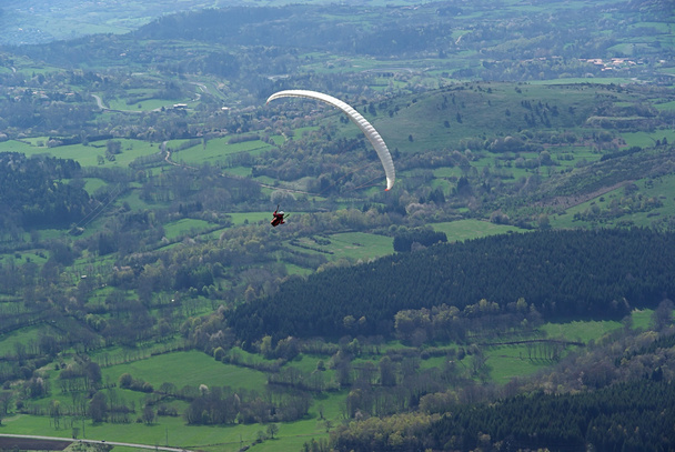 Человек с парашютом - вид сверху
 - Фото, изображение