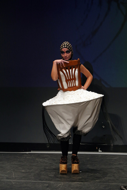 Modelo de moda con ropa diseñada por Andelko Kaser en el desfile Fashion Wardrobe
 - Foto, Imagen
