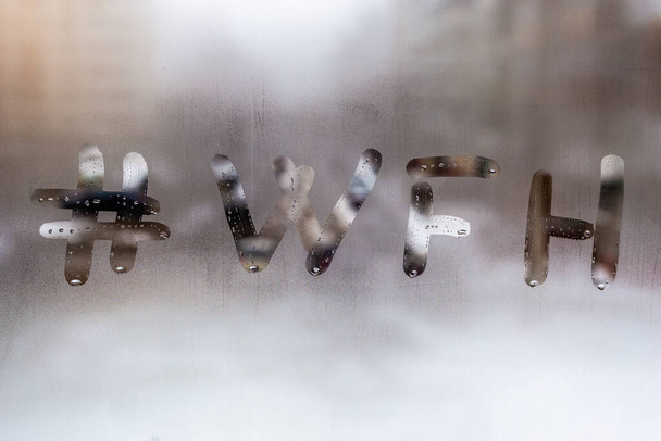 hashtag palavra wfh - trabalho a partir de casa manuscrito em vidro molhado janela em tempo nublado
 - Foto, Imagem