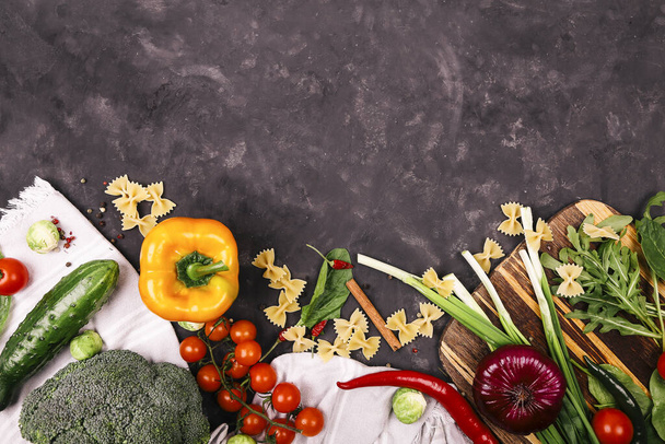 Włoskie tło żywności z pomidorami, bazylia, spaghetti farfalle, brukselka, papryka, czosnek, pietruszka i tymianek - Zdjęcie, obraz